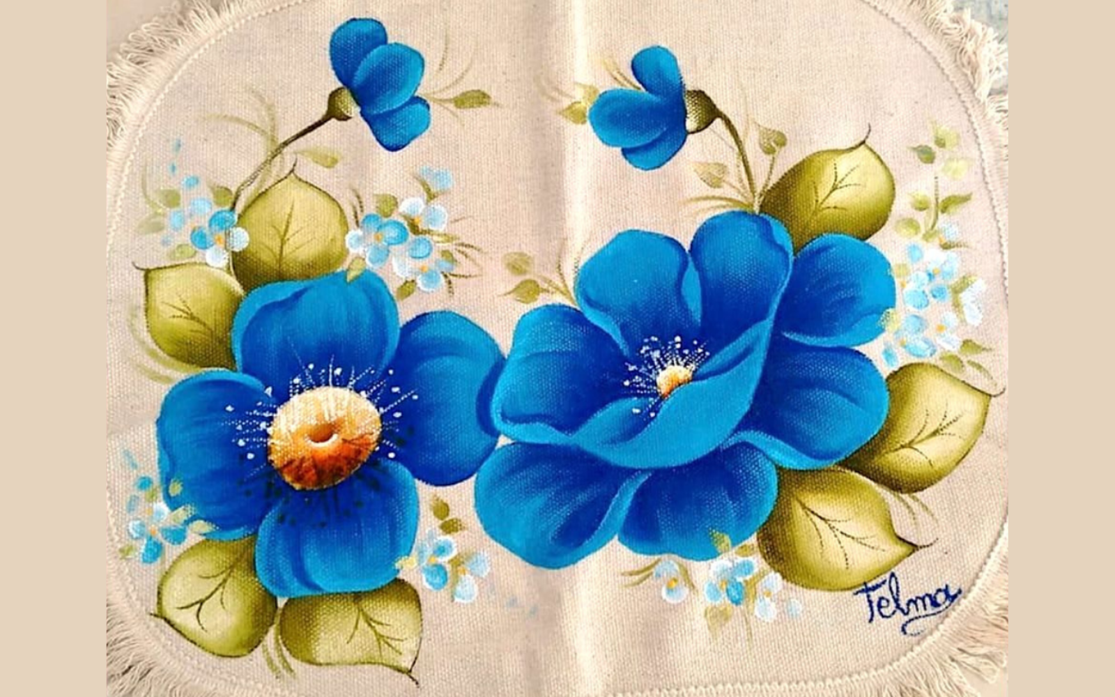 Pintura em tecido de flores azuis claras