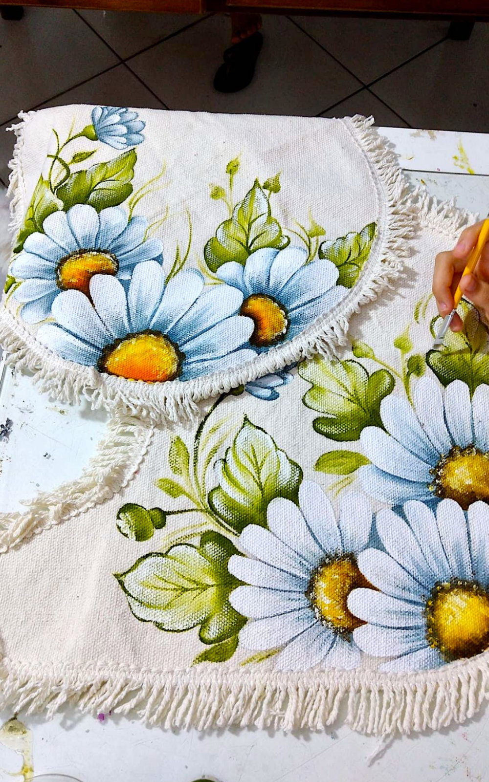 Pintura de margaridas brancas com miolo amarelo