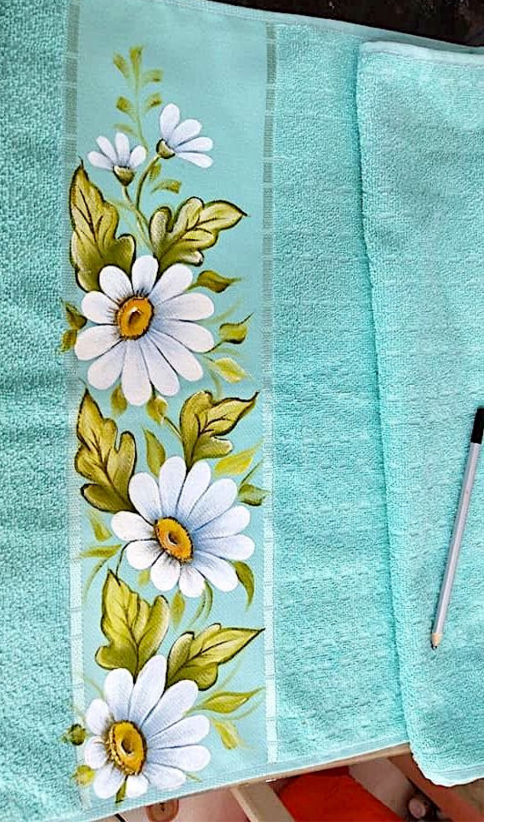 Pintura de margaridas em toalha azul