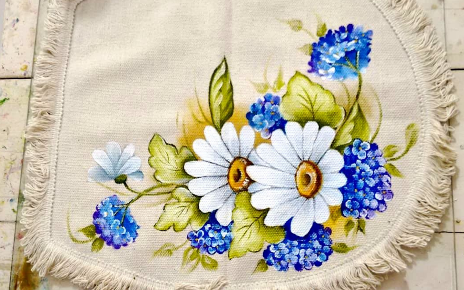 Pintura de margaridas brancas e flores azuis