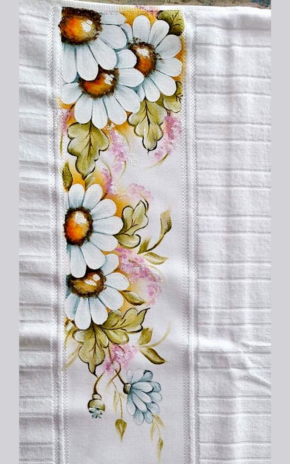 Pintura de margaridas em pano branco