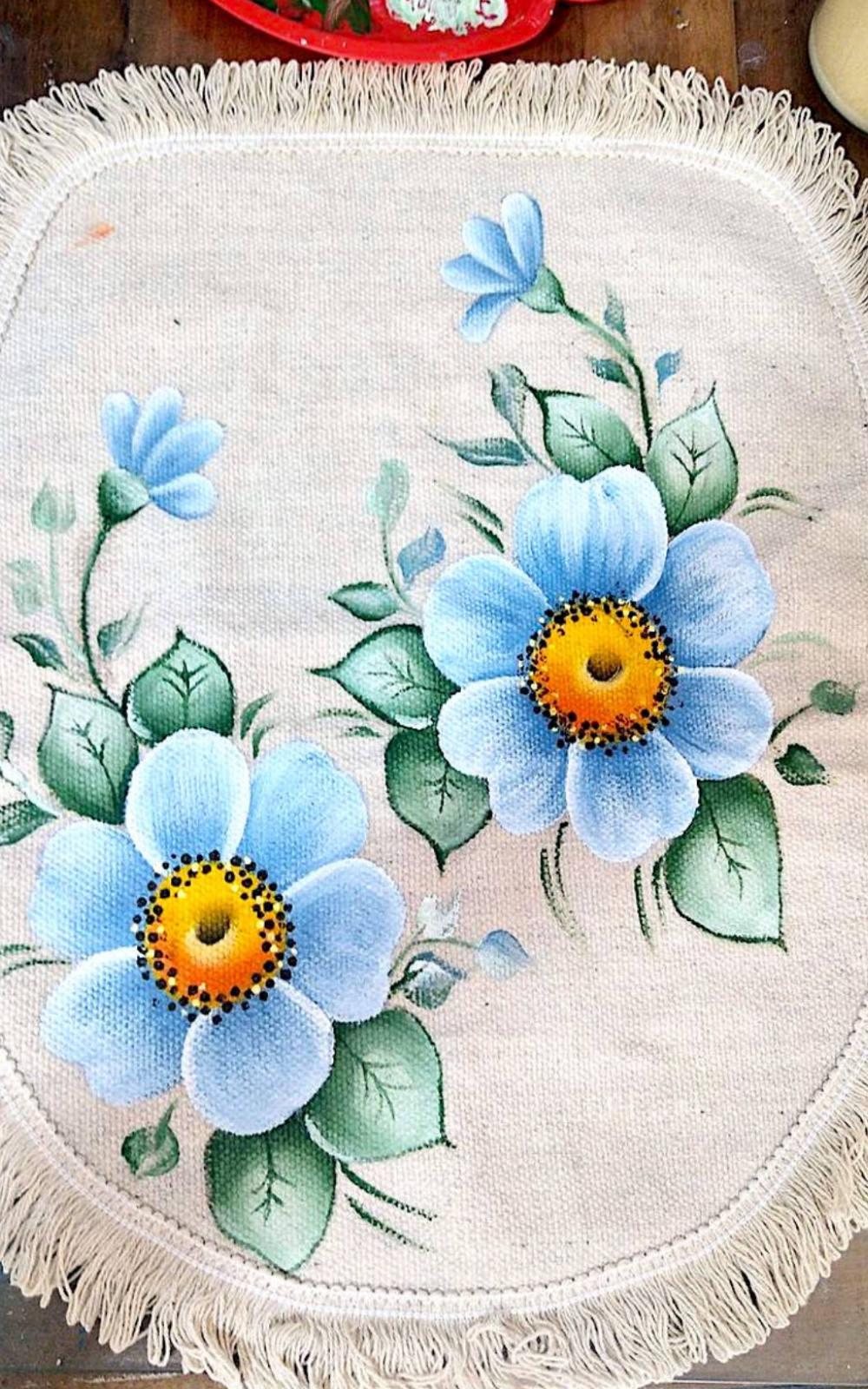 Pintura em tecido de flores azuis claras